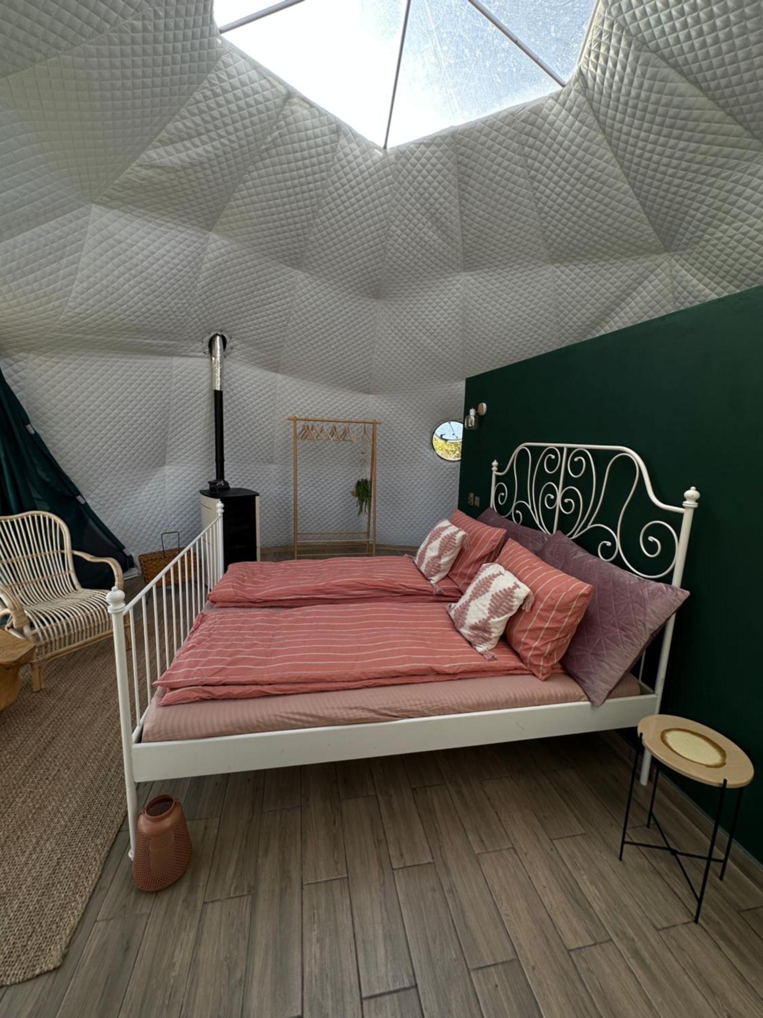 The Frog Glamping Hotel Horezu Exterior photo
