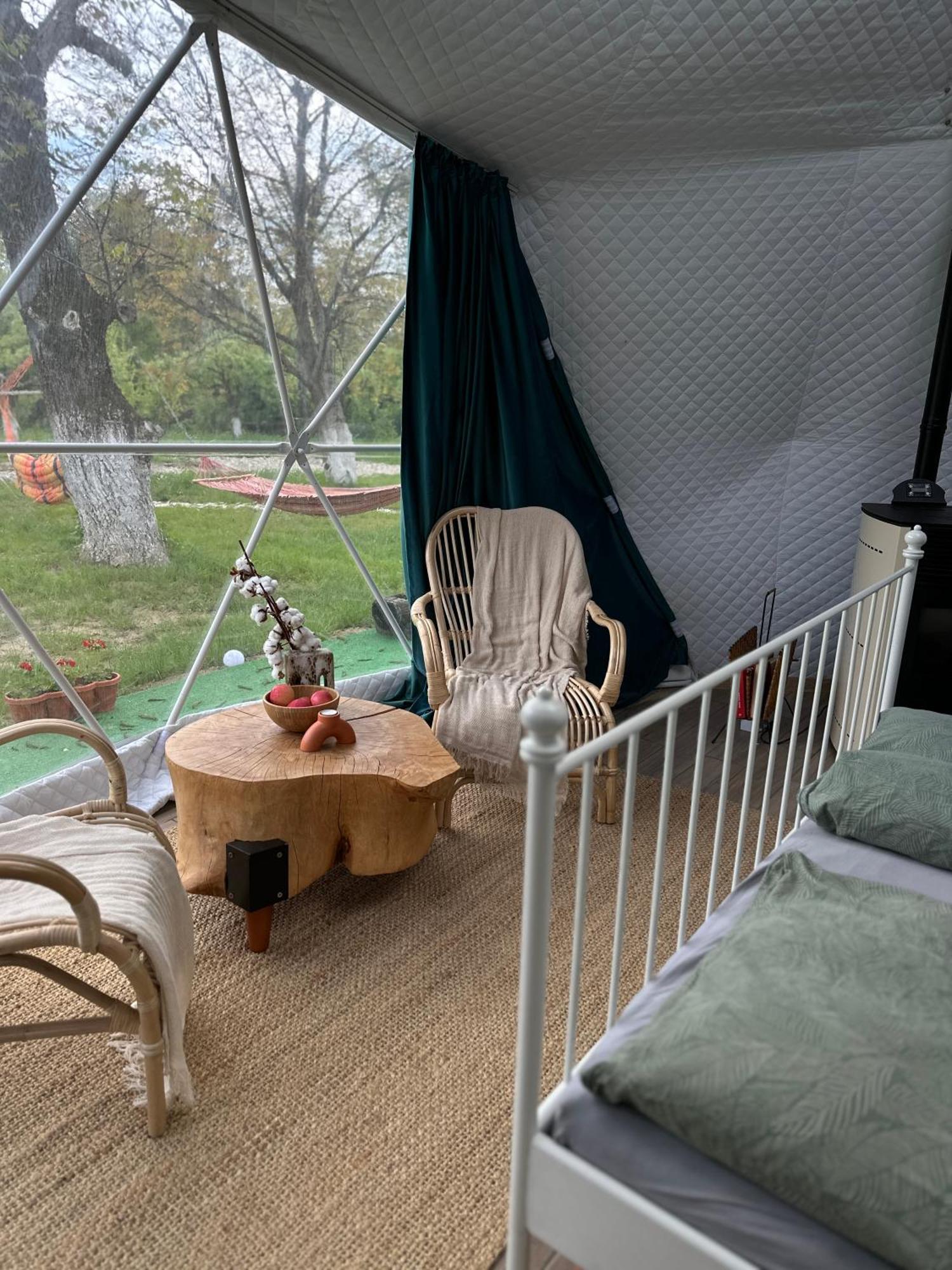The Frog Glamping Hotel Horezu Exterior photo